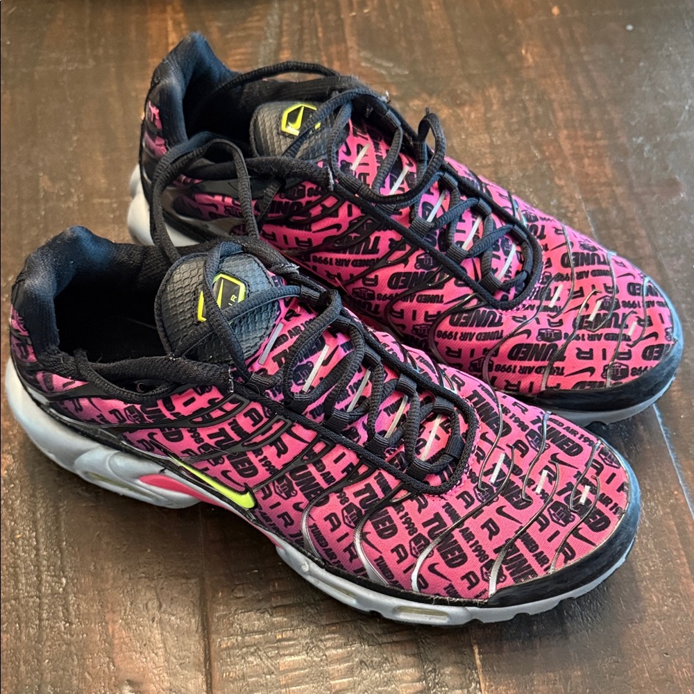 Nike Men’s Graphic Pink and Black Tn Air Sneakers